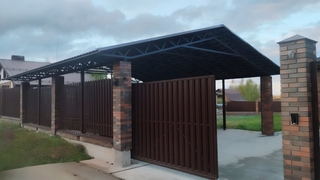 Двускатный навес с крышей из профнастила для зоны стоянки автомобиля