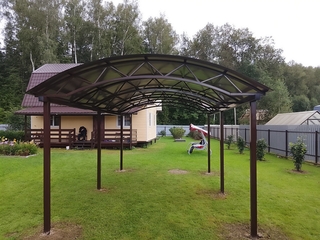 Арочный навес с поликарбонатом для дачного дома Арочный навес с поликарбонатом для дачного дома